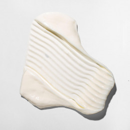 Crème Mizani pour redéfinir les boucles et limiter les frisottis